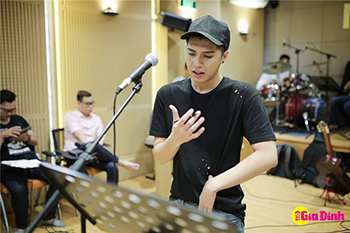 Noo Phước Thịnh tập trung cao độ luyện tập cùng nhạc sĩ Phương Uyên cho Live Concert